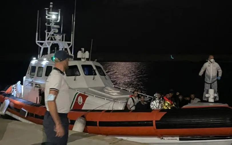 Migranti, la Guardia costiera salva 46 persone a 80 miglia dalla costa di Crotone