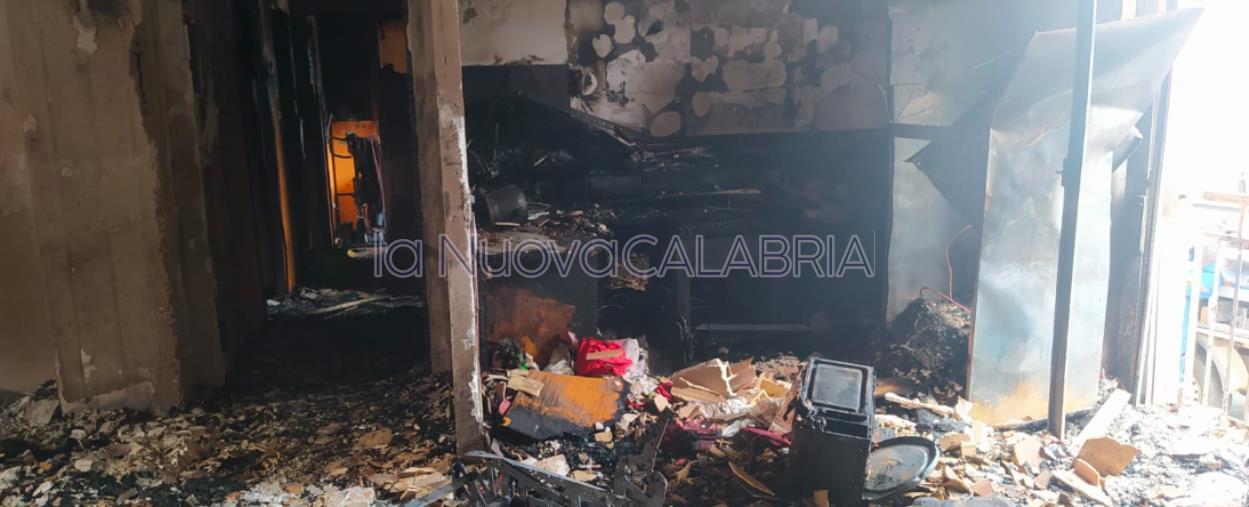 images Olivadi, dopo l'incendio nella palazzina Aterp il sindaco "vieta" di accedere agli appartamenti