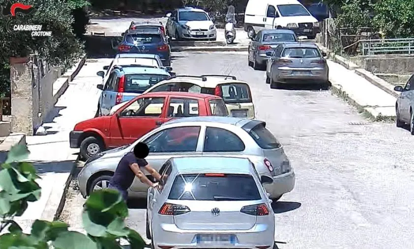 images Arresti nel Crotonese: le telecamere riprendono episodi di detenzione e spaccio di droga