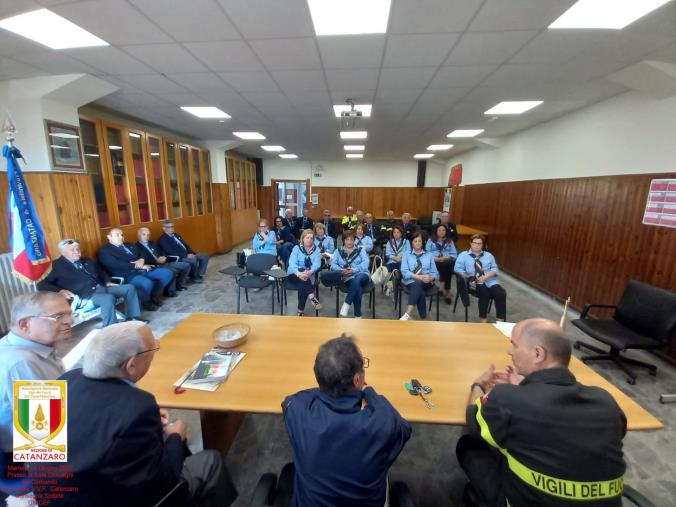 Catanzaro, consegnata ai soci dell’associazione nazionale Vigili del fuoco la spilletta UNICEF