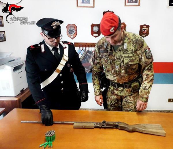 images Arrestato dai carabinieri un 64enne a Platì con un fucile da caccia e 36 cartucce nascosti in tubo di ceramica. Trovati anche 30mila euro (VIDEO)