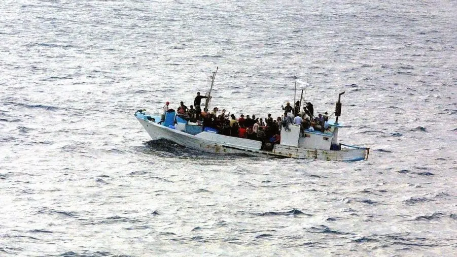 images Migranti, in 61 sbarcati in nottata nella Locride: trasferiti in una tensostruttura