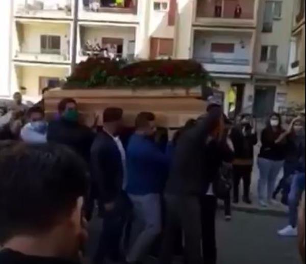 images Funerale "senza regole" a Lamezia Terme. Scatta l'indagine della polizia (VIDEO)