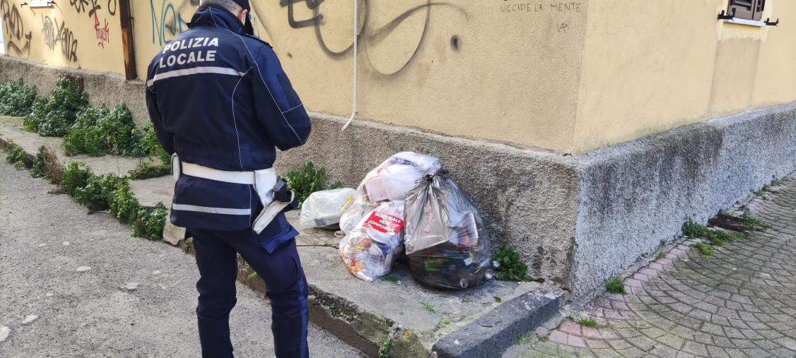 images Fototrappole implacabili a Catanzaro, 46 multe ai furbetti del sacchetto 