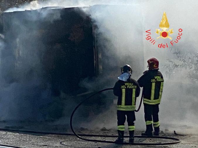 images Furgone in fiamme a Catanzaro Lido in prossimità del quadrivio Nalini, traffico in tilt (VIDEO)