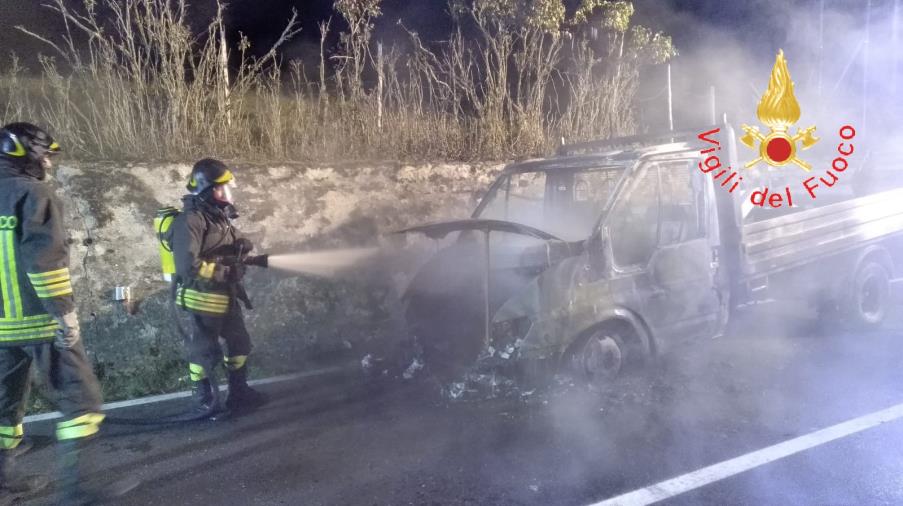 images Furgone in fiamme sulla strada fra Serrastretta e Soveria Mannelli. Conducente in salvo