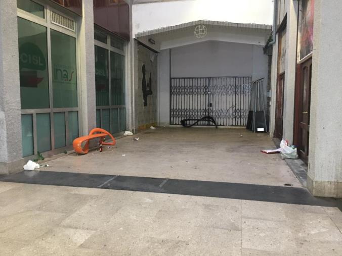 images Catanzaro. Ancora vandali in Galleria Mancuso: l'autore "incastrato" dalle telecamere