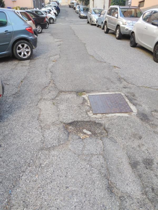 images Cittadini in protesta a via Gallucci, a Catanzaro, per superare difficoltà e disagi