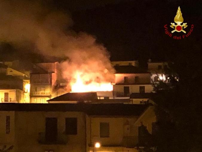 images In fiamme un sottotetto nel Reggino: intervengono i Vigili del Fuoco ed evitano il peggio 