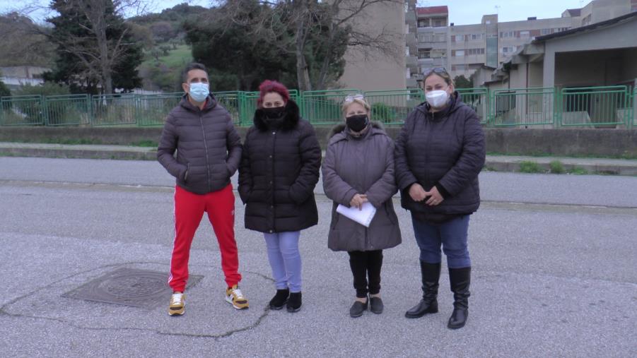 images La rabbia dei genitori all'Aranceto: "I nostri figli resteranno a casa. Il Comune non ha scorporato la retta dello scuolabus quando c'era la DAD"