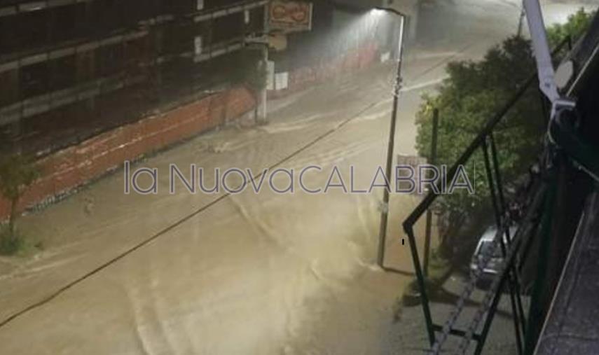 images A Catanzaro il maltempo fa paura, nubifragio nella zona sud della città (VIDEO)