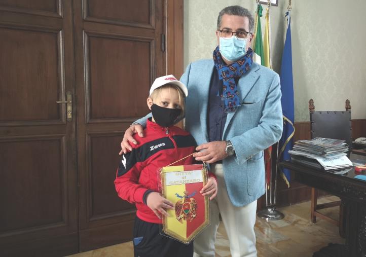 Catanzaro. L'assessore Cavallaro ha ricevuto il campioncino catanzarese di Go Kart, Salvatore Giglio