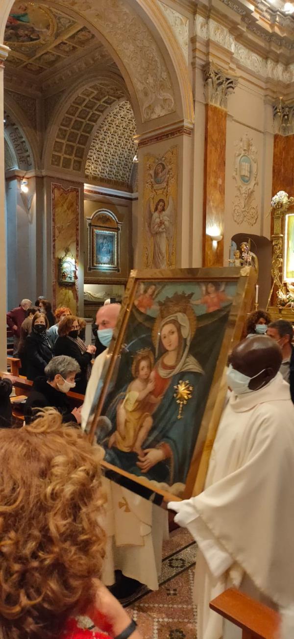 images Gimigliano: reposta l'immagine della Madonna di Porto sull'altare maggiore