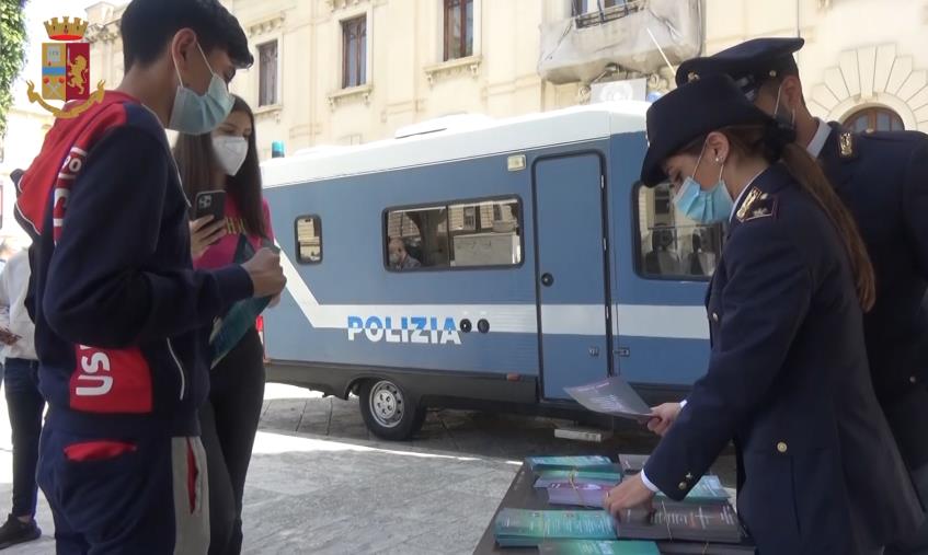 Giornata dei bambini scomparsi: a Reggio Calabria la Polizia incontra gli studenti dei Licei scientifici