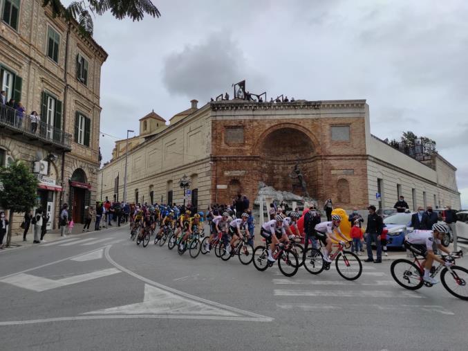 images Calabria in rosa per il Giro d'Italia. L'entusiasmo dei cittadini al passaggio della carovana (VIDEO e FOTO)