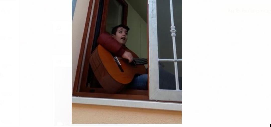 images Squillace, il piccolo Giuseppe Bertolotti canta e suona l'Inno di Mameli alla finestra (VIDEO)