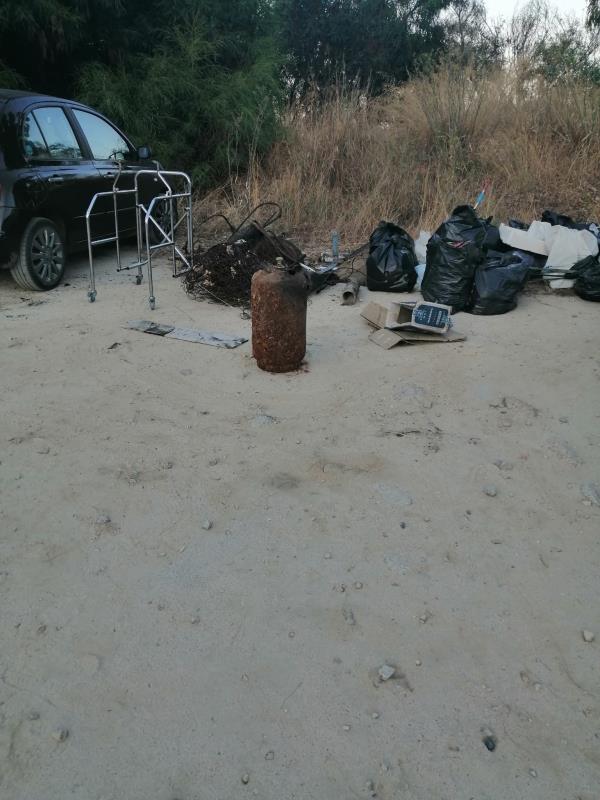 A Sant’Andrea un gruppo di cittadini ripulisce la spiaggia 