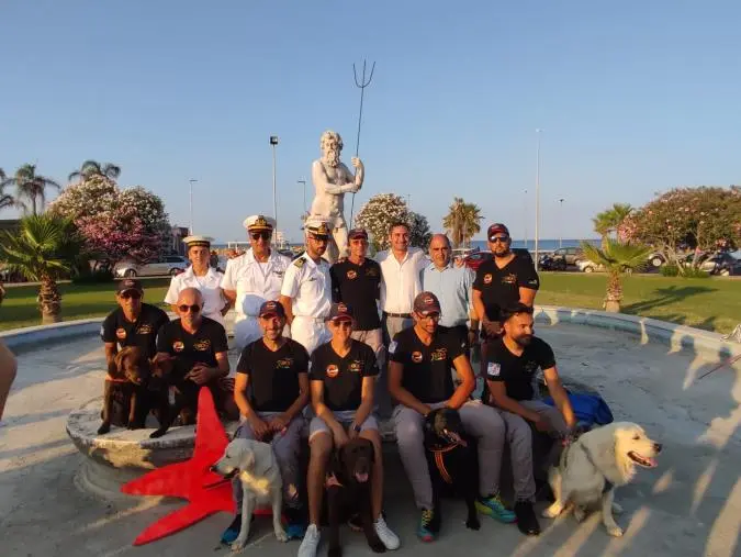 images "I Bambini e il Mare" e statua di Nettuno a Soverato 