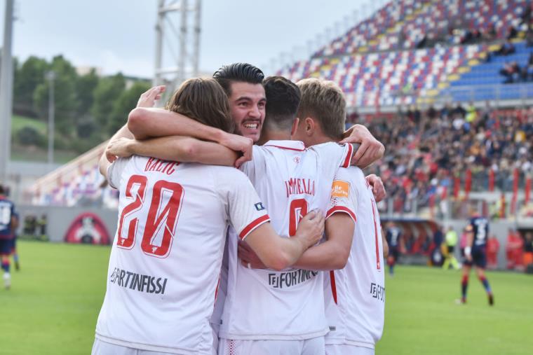 images Serie B, Crotone-Perugia 2-3. In gol anche il catanzarese Iemmello 