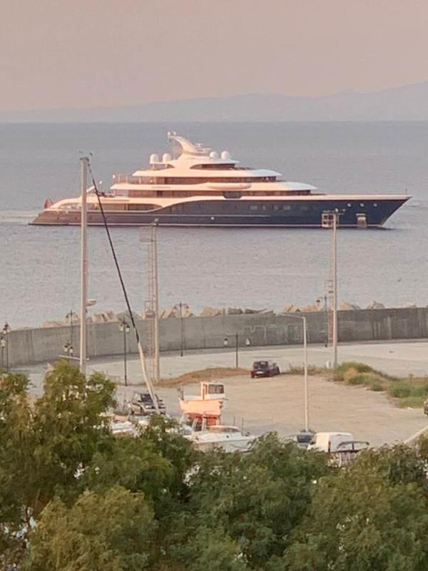 images A Catanzaro Lido sbarca il super yacht Vuitton di messieur Arnoult