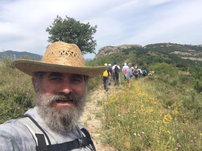 images A Scala Coeli cavalcando “A’ Lifànda", il più grande elefante della Calabria, con un gruppo di camminatori guidati da Nicola Abruzzese