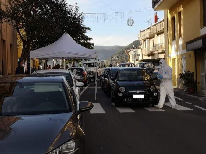 images Coronavirus. Taverna vieta l'accesso ai cittadini di Albi, dopo i 23 risultati positivi dal drive-in di screening