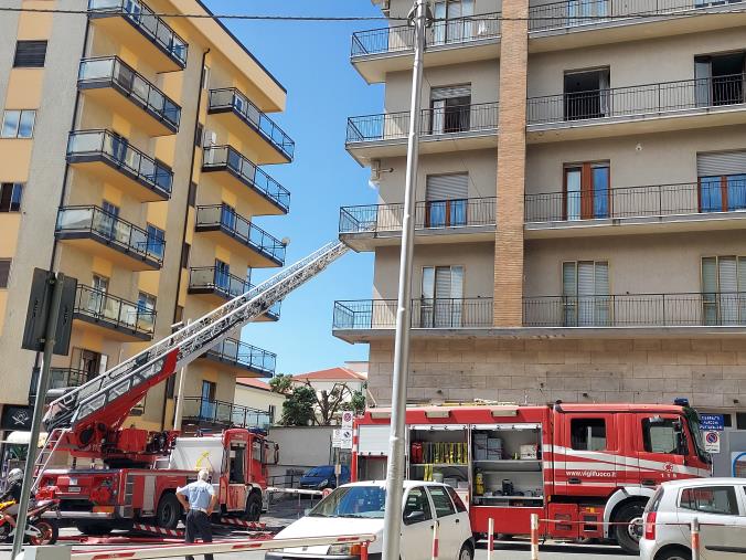 images Fiamme in un appartamento nel quartiere Stadio, in corso gli accertamenti dei vigili del fuoco (VIDEO)