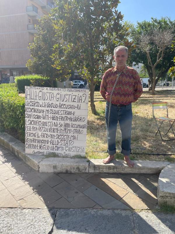 images Catanzaro, da 5 giorni incatenato davanti al tribunale: la storia dell'imprenditore Quattrone assolto ma i beni restano confiscati