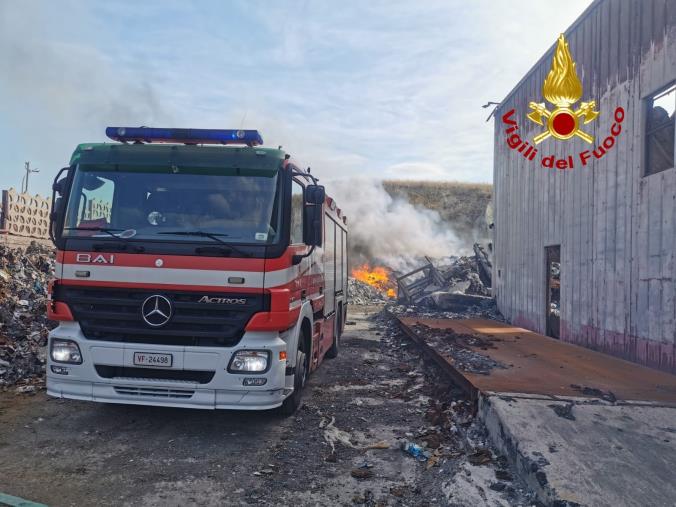 images Squillace. Tornano le fiamme in località Fiasco Baldaia: incendiati cumuli di rifiuti indifferenziati 