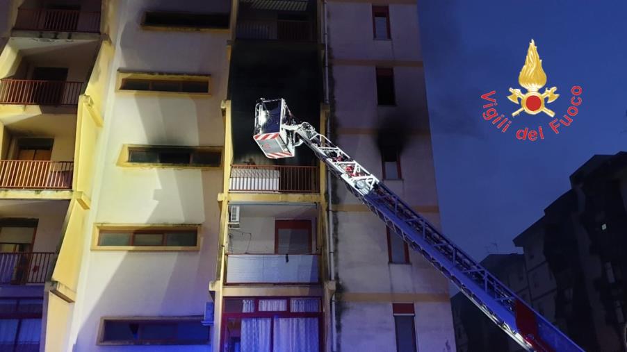 Le fiamme divorano un'abitazione nella zona sud di Catanzaro