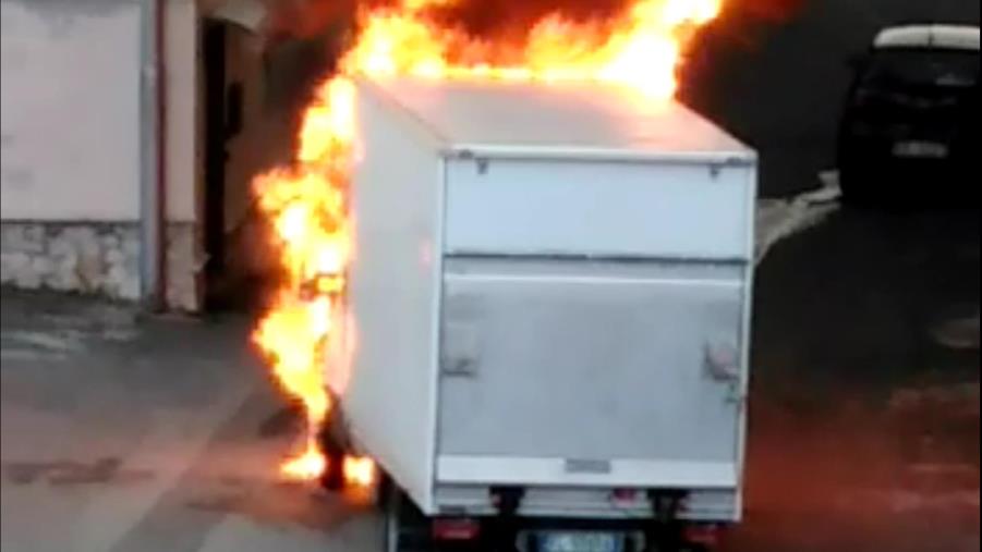 images Universitari a Girifalco per girare un cortometraggio, furgone e materiale vanno a fuoco tra le case (FOTO e VIDEO)