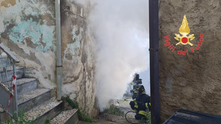 images In fiamme un appartamento nel centro storico di Curinga