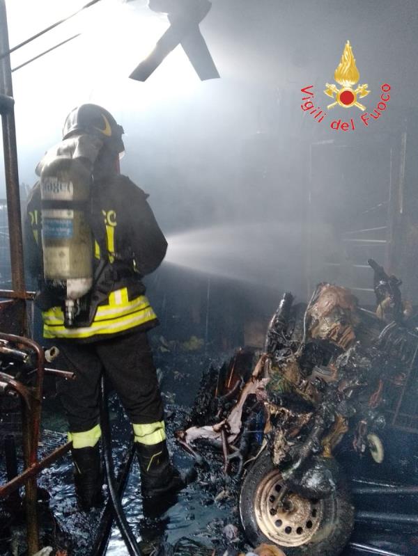 images Incendio in un magazzino a Curinga. Sette bombole a gas sfiorate dalle fiamme