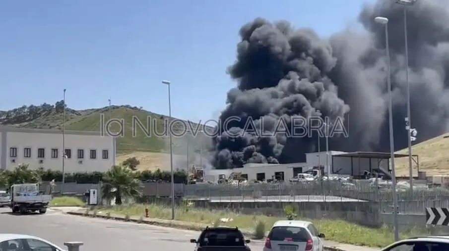 images Catanzaro, incendio ad un capannone in località Germaneto (VIDEO)