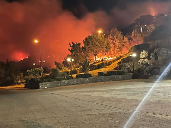 images Paura a Girifalco, grosso incendio minaccia le abitazioni e i cittadini "sfidano" le fiamme (FOTO)