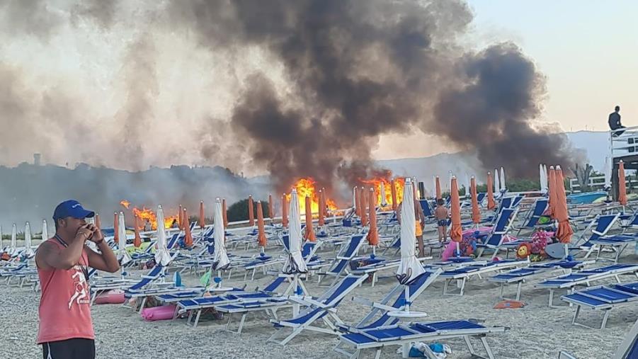 images Emergenza incendi senza fine: a Montepaone le fiamme arrivano in spiaggia (VIDEO)