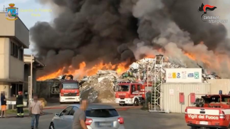 images Arresti per il maxi incendio nell'impianto di trattamento di rifiuti 'Eredi Bertè' nel Pavese: spunta l'ombra della 'Ndrangheta