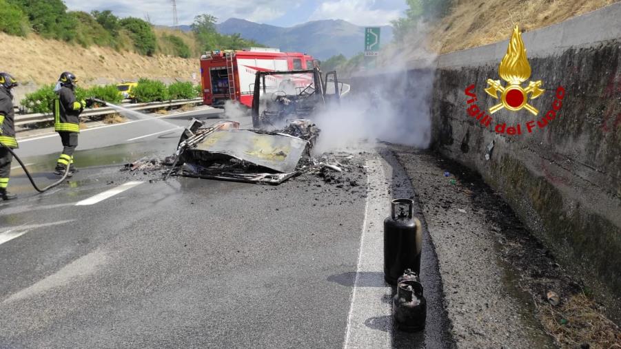 images Un camper va in fiamme sull'autostrada tra Sibari e Frascineto: illesi i passeggeri 