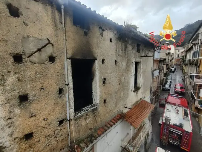 images In fiamme un rudere nel centro di Lamezia Terme: l'intervento dei vigili del fuoco 