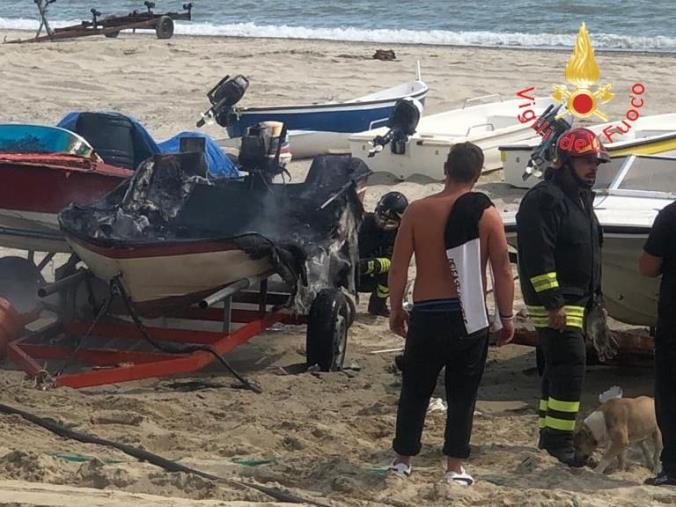 images Sellia Marina. In fiamme una barca in una rimessa privata  