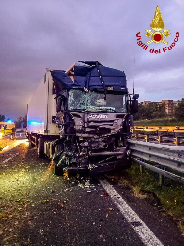 images Rende. Scontro tra due autocarri di cui uno trasportante legname, un ferito