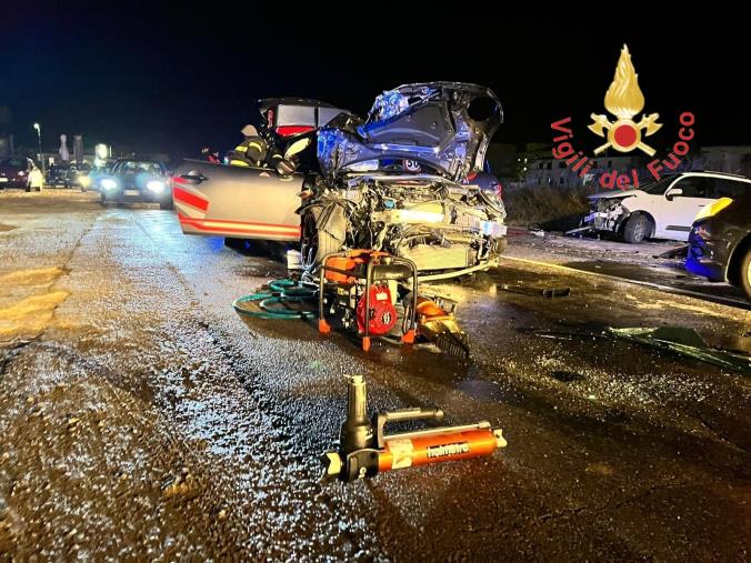 images Crotone, scontro fra due auto sulla statale 106: due feriti 