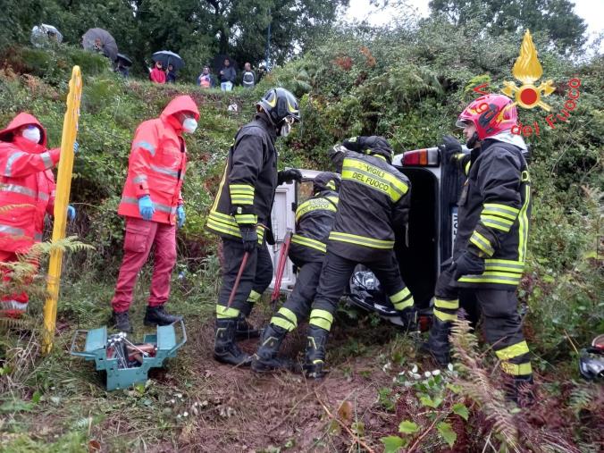 images Lamezia Terme. Perde il controllo dell'auto e finisce in una scarpata: 55enne trasferito in ospedale con l'elisoccorso