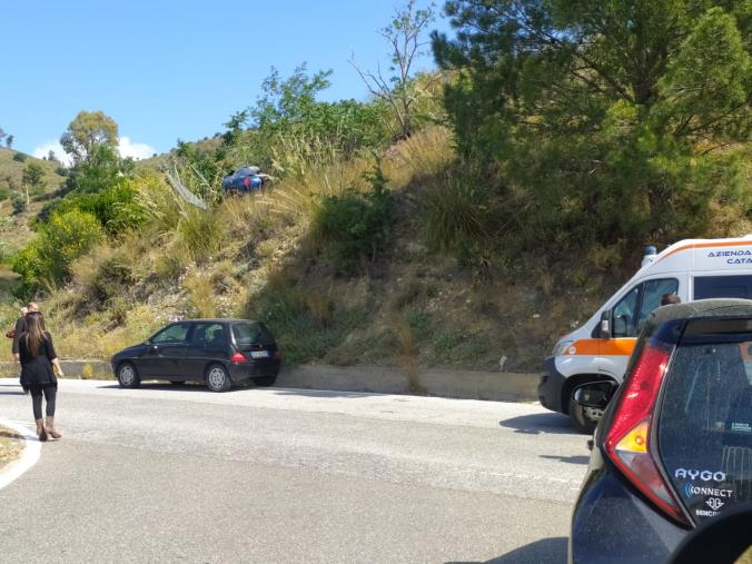 Un'auto finisce fuori strada a Caminia: nessun ferito 