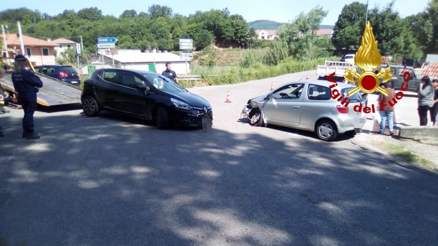 images Incidente tra due auto a Chiaravalle Centrale: tre feriti 