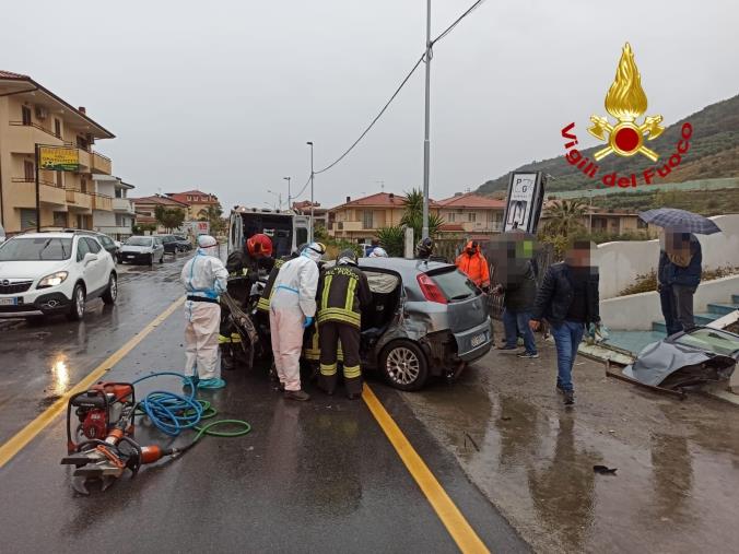 images Nocera Terinese. Un'auto va a finire contro la cabina Enel ed un cancello: ferito il conducente 