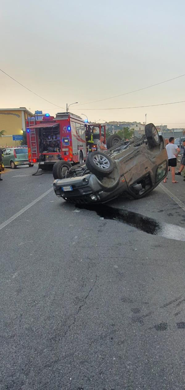 images Catanzaro, auto si ribalta su Viale Cassiodoro dopo essersi scontrata con un'altra vettura  
