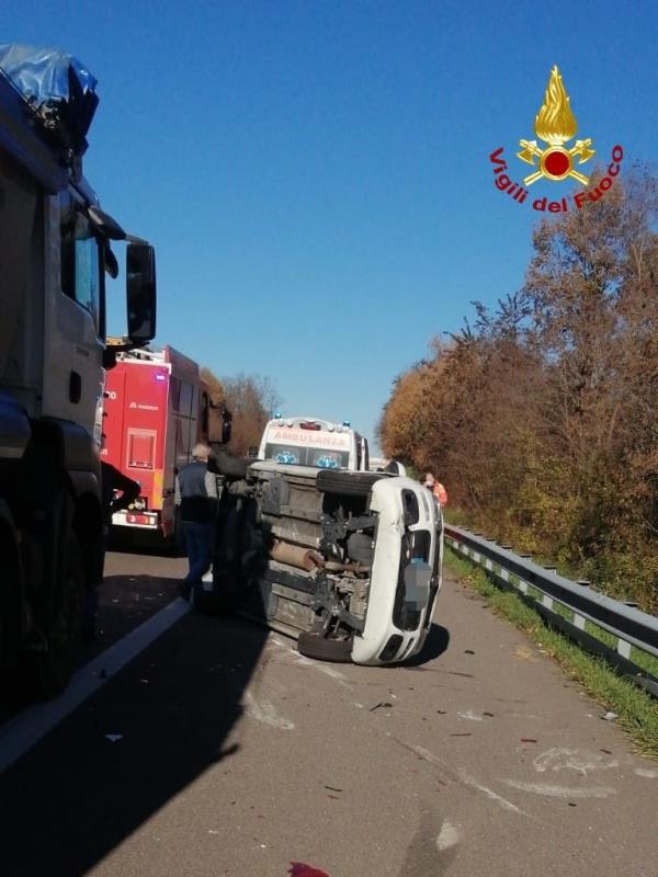 images Rogliano. Incidente tra due auto e un camion: tre feriti