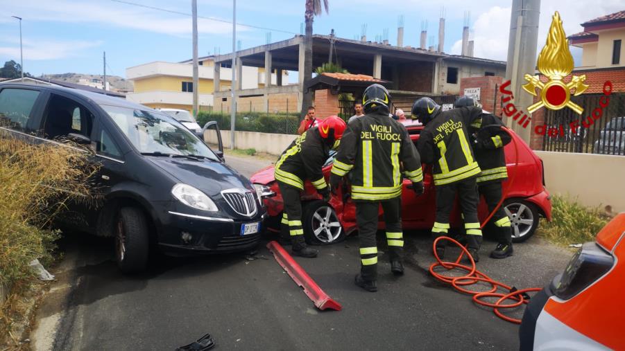 images Incidente tra due automobili a Crotone: i Vigili del Fuoco tirano fuori dal veicolo un ferito 