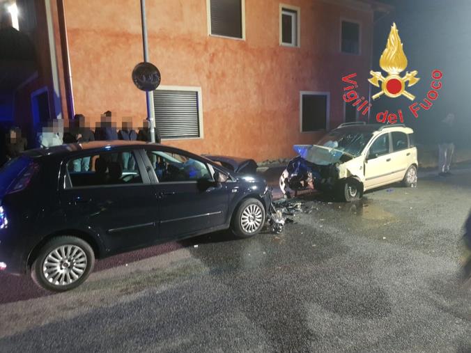 Scontro frontale fra due auto a Chiaravalle: due feriti